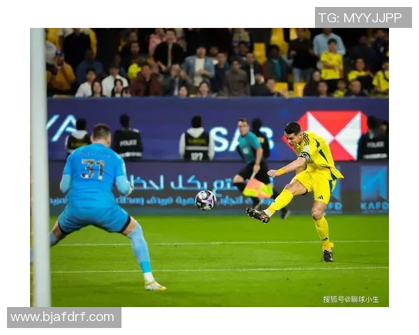 足球场上被狠狠揍的球星是谁 他经历了怎样的痛苦时刻